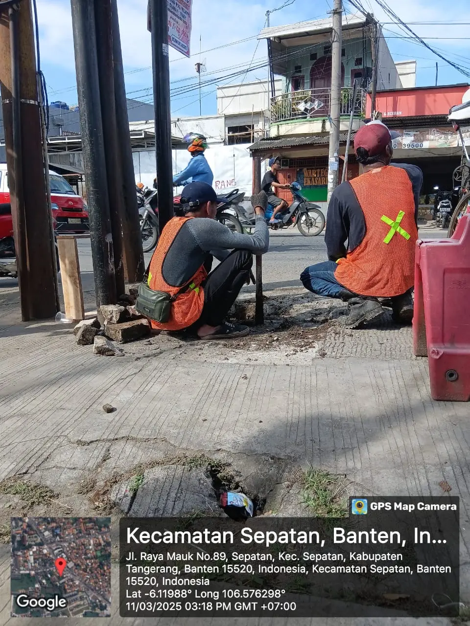 Pemasangan Rampu Peringatan Truk Tanah