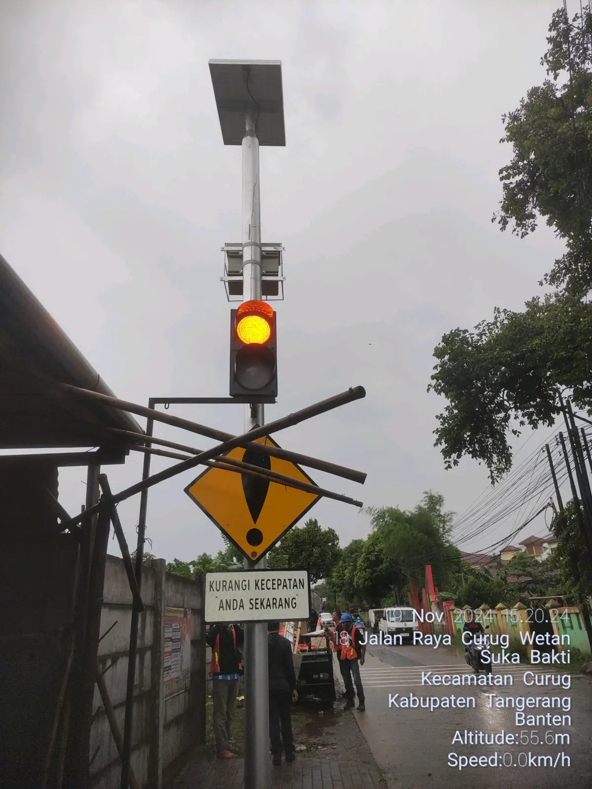 Pemasangan Lampu Warning Light 2 Aspek 30 CM Solar Cell Tiang Lurus