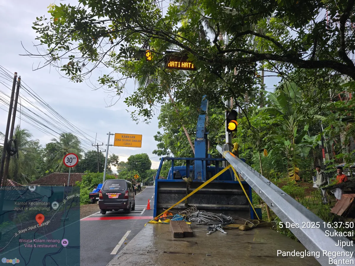 Pemasangan Lampu Warning Light Solar Cell