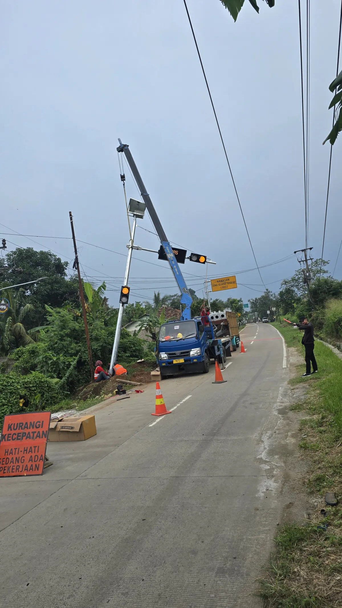 Pemasangan Lampu Warning Light Solar Cell