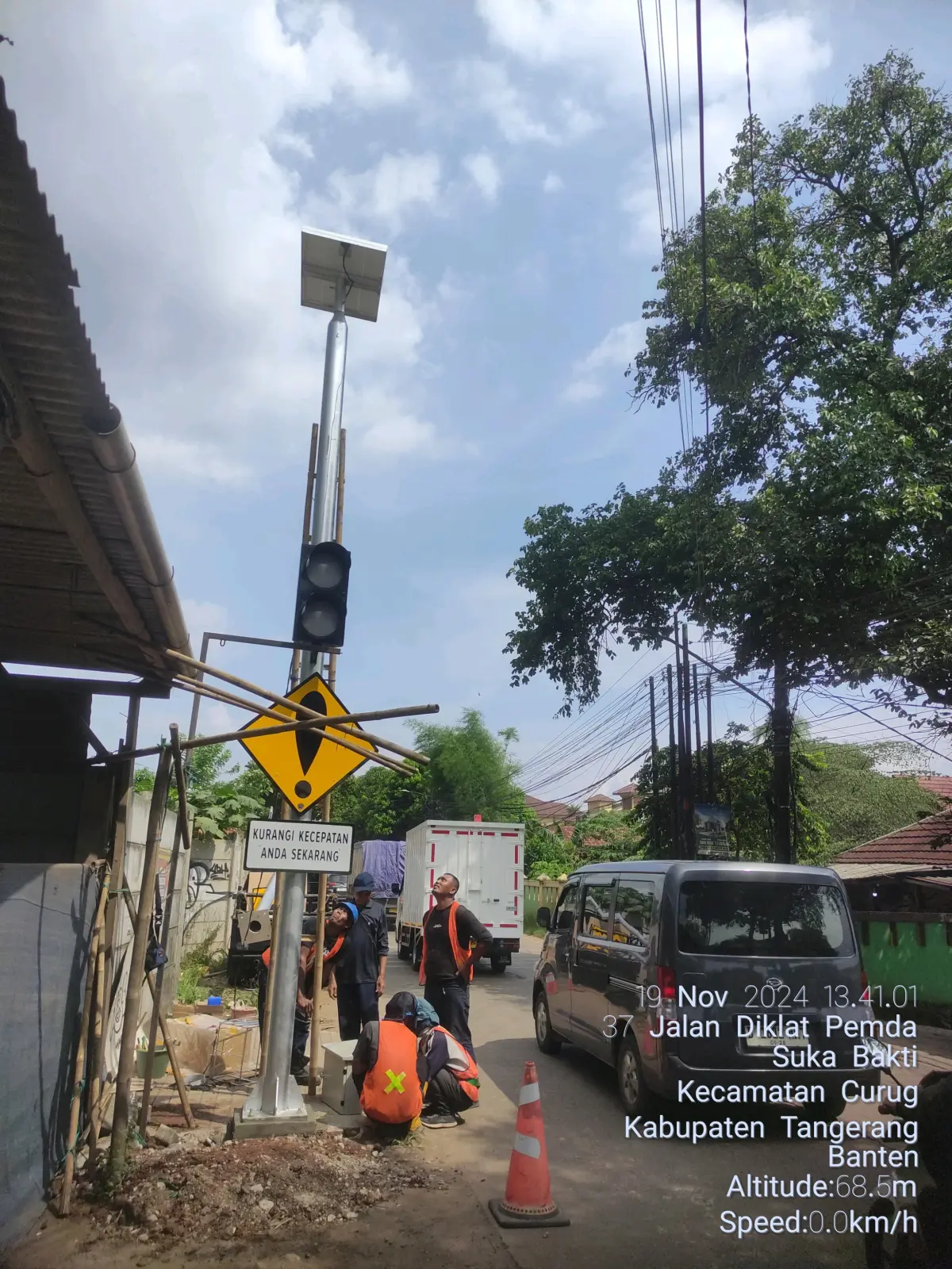 Pemasangan Lampu Warning Light 2 Aspek 30 CM Solar Cell Tiang Lurus