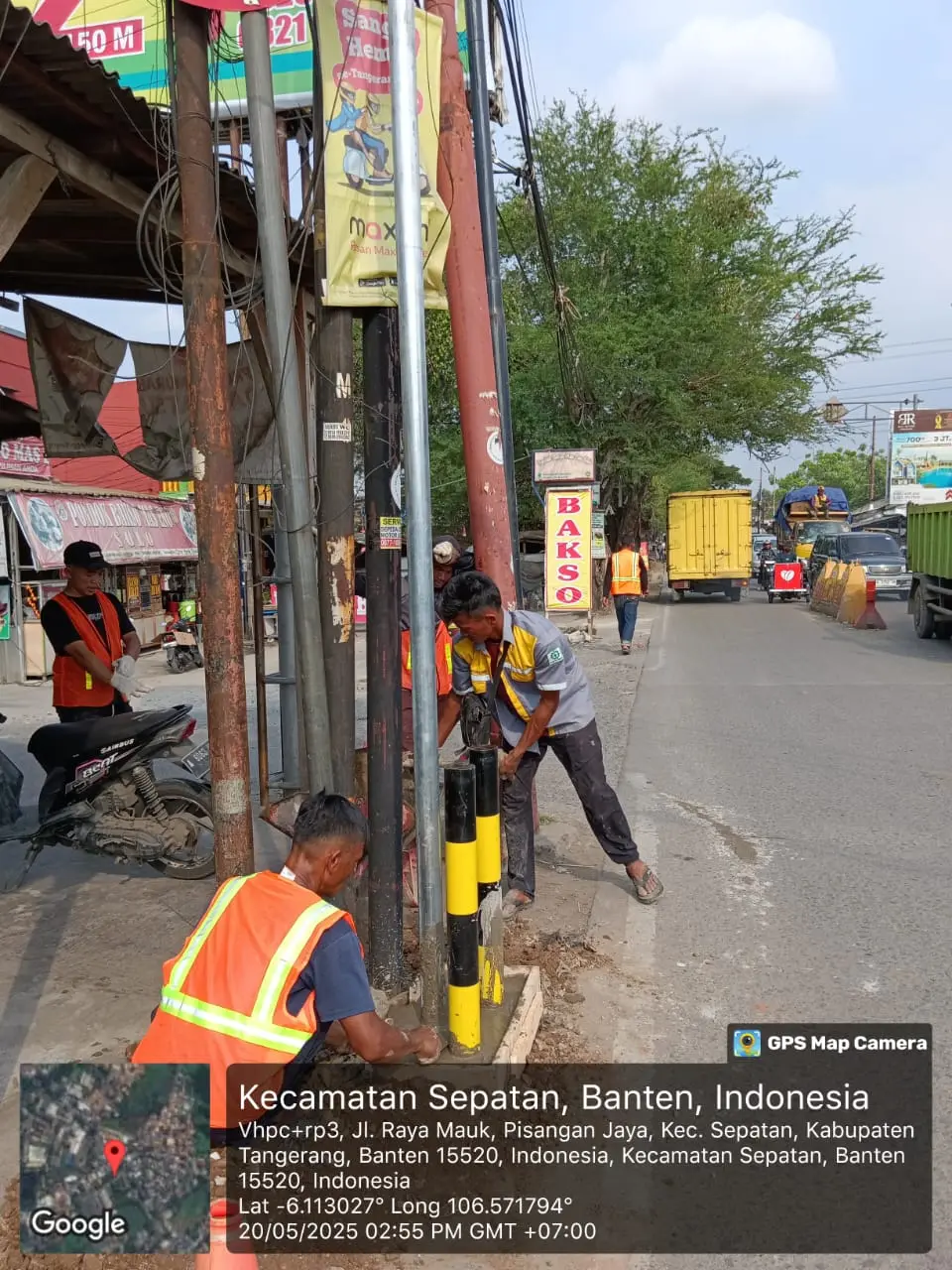 Pemasangan Rampu Peringatan Truk Tanah